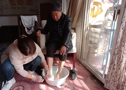 给老人剪指甲