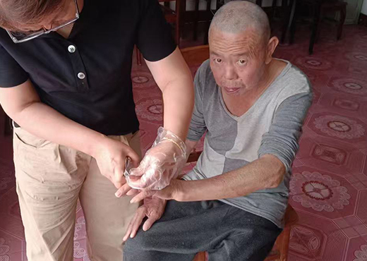 给老人剪指甲