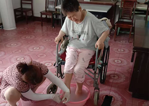 给老人剪指甲